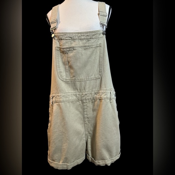 SHEIN Beige Overall Shorts - Picture 1 of 6